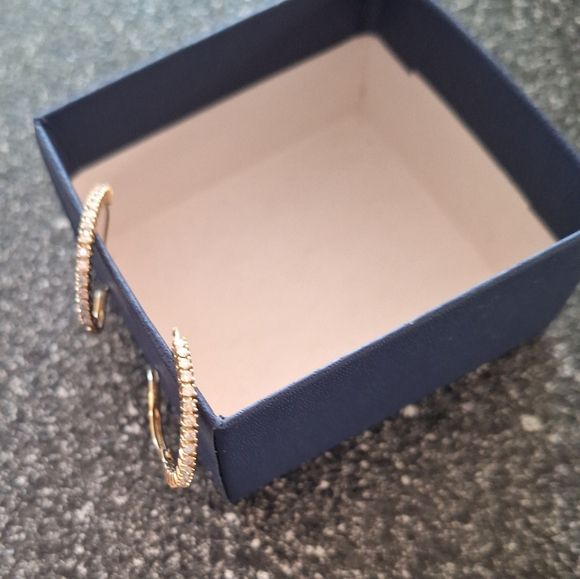 1/2 cttw Natural Diamond Hoops in 10K White or Yellow Gold 1" Tall - Picture 5 of 6